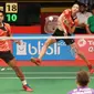 Ganda campuran Indonesia, Gloria Emanuelle Widjaja, melancarkan smes ke pasangan Belanda Jorrit De Ruitter/Samantha Barning di ajang Total BWF World Championships 2015 di Istora Senayan, Jakarta, Selasa (11/8/2015). (Liputan6.com/Humas PP PBSI)