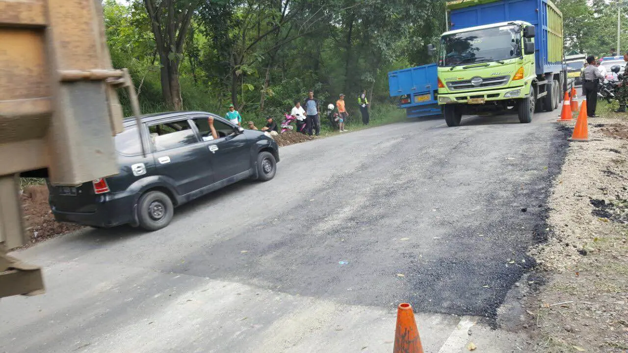 Sempat Ambles, Jalur Cirebon - Bandung via Sumedang Bisa Dilewati