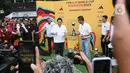 Masyarakat tumpah ruah di Bundaran HI. Warga antusias dengan keberadaan Trophy Experience Piala Dunia U-17 2023. Trofi turnamen U-17 itu juga menjadi sasaran masyarakat untuk berswafoto (Liputan6.com/Faizal Fanani)