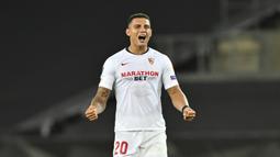 1. Diego Carlos - Pemain berusia 27 tahun ini tampil memukau bersama Sevilla di laga Liga Europa. Tendangan salto Diego Carlos ke gawang Inter Milan membawa Sevilla meraih trofi juaara Liga Europa 2019/2020. (AFP/Martin Meissner/pool)