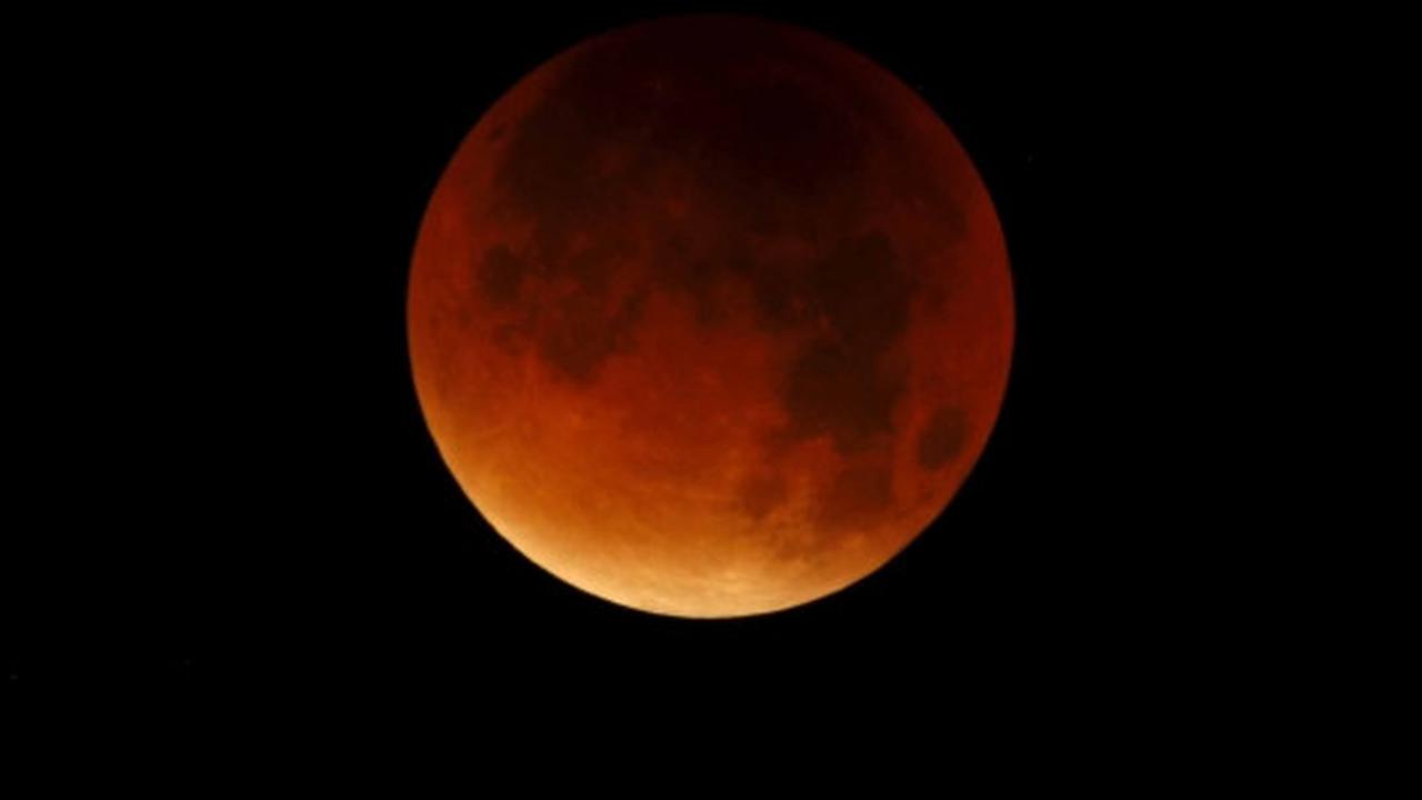 Menyaksikan keindahan fenomena Supermoon 'berdarah'