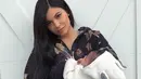 Kylie Jenner sendiri pun merayakan satu bulan lahirnya Stormi dengan mengunggah dua foto beriringan di Instagram. (instagram/kyliejenner)