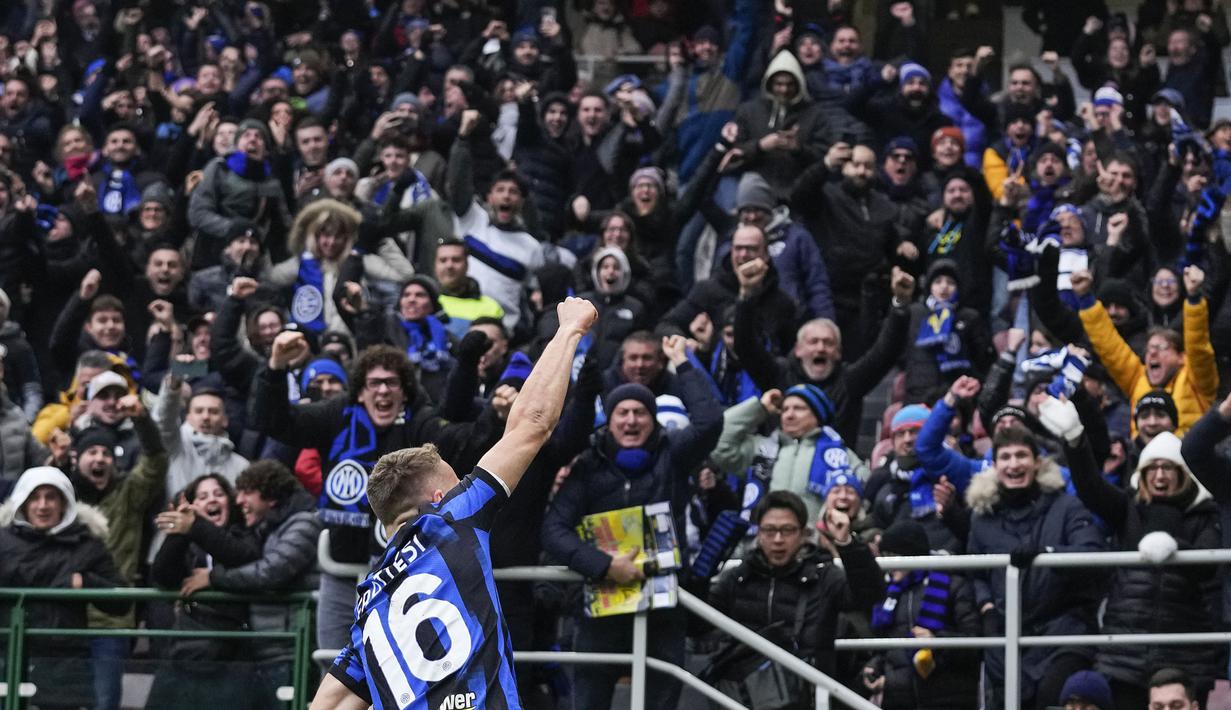 Pemain Inter Milan, Davide Frattesi melakukan selebrasi di depan para pendukung timnya pada laga lanjutan Liga Italia 2023/2024 di Giuseppe-Meazza Stadium, Milan, Italia, Sabtu (07/01/2023) dini hari WIB. (AP Photo/Antonio Calanni)