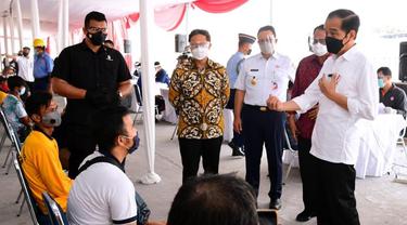 Presiden Joko Widodo (Jokowi) meninjau pelaksanaan vaksinasi Covid-19 massal di Terminal Bus Kampung Rambutan, Jakarta, Kamis (10/6/2021).