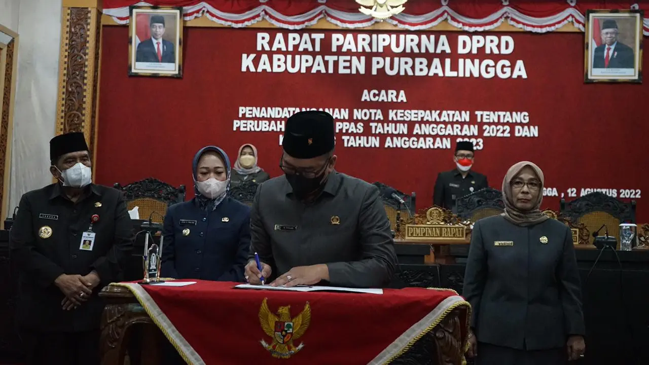 Penandatanganan nota kesepakatan tentang perubahan KUA PPAS tahun anggaran 2022 dan KUA PPAS tahun anggaran 2023 Purbalingga, Jumat (12/8/2022). (Foto: Liputan6.com/Pemkab Purbalingga)