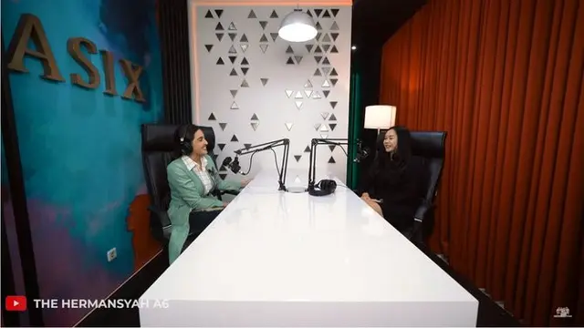Aura Kasih saat diwawancara Ashanty