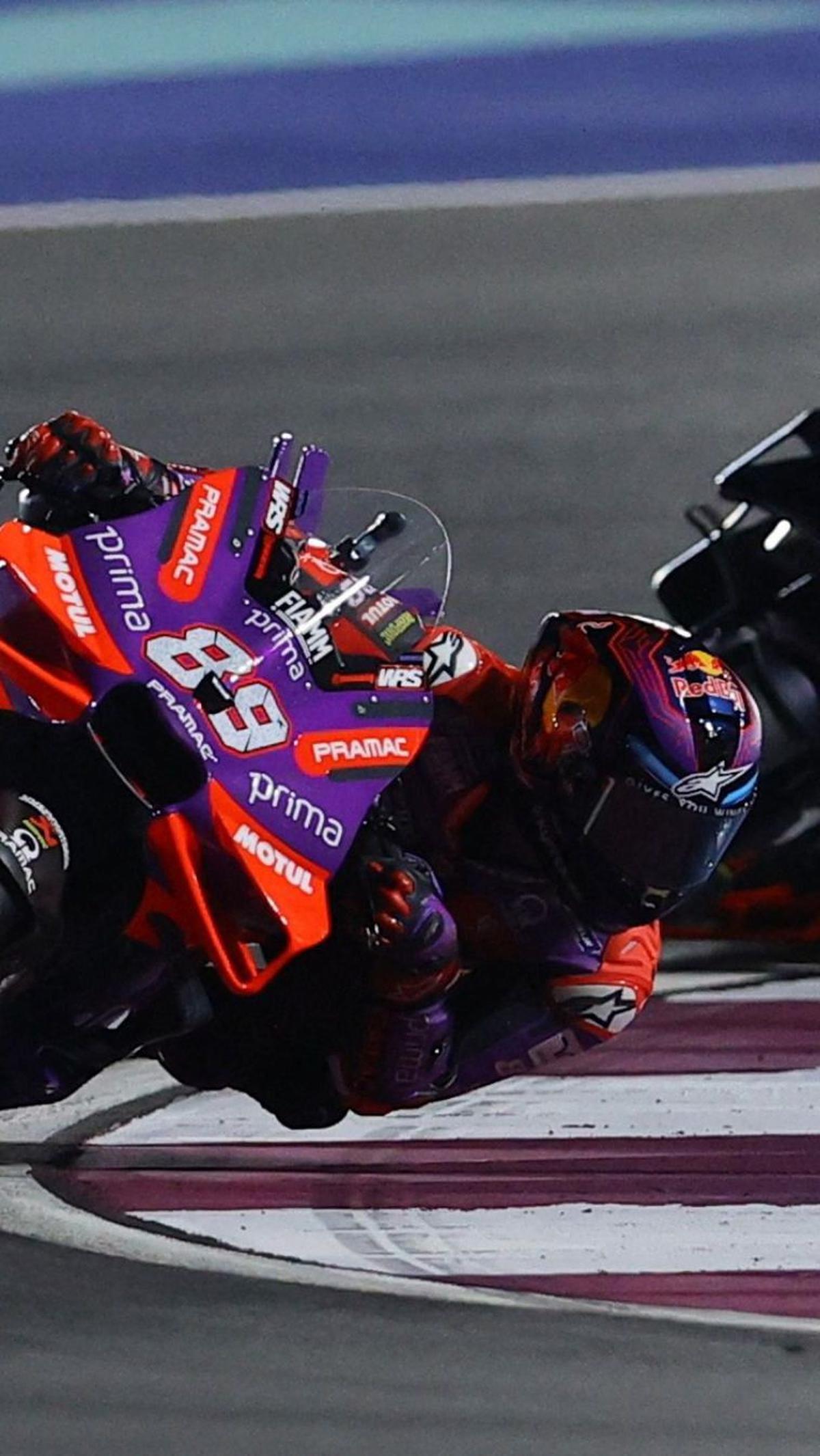 Ia mengasapi Brad Binder dari tim Red Bull KTM yang berada di posisi kedua dan Aleix Espargaro dari tim Aprilia Factory di posisi ketiga. Foto: REUTERS / Ibraheem Al Omari