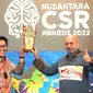 Chairman The La Tofi School of CSR, La Tofi (kedua kanan), menyerahkan Penghargaan Nusantara CSR Awards 2022 kepada Perwakilan Departemen Komunikasi dan Hukum PT Semen Gresik  Hendra, di Hotel Indonesia Kempinski, Jakarta. (Liputan6.com/HO)
