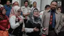 Ratu Dangdut Elvy Sukaesih ditemani anaknya Fitria Sukaesih memberikan keterangan kepada awak media usai menjalani pemeriksaan di Direktorat Reserse Narkoba (Ditresnarkoba) Polda Metro Jaya, Jakarta, Senin (26/2). (Liputan6.com/Faizal Fanani)