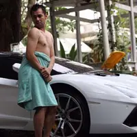 Gaya Raffi Ahmad saat memamerkan mobil mewahnya (Instagram/@raffinagita1717)