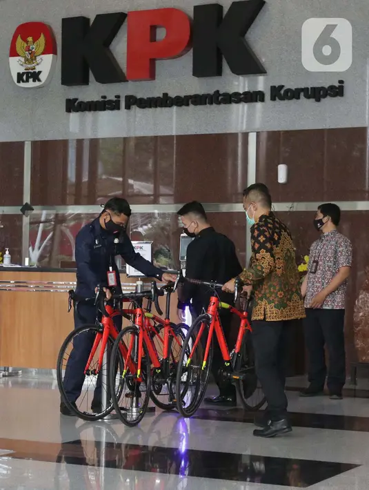 Petugas menyusun sepeda jenis Road Bike di lobby Gedung KPK, Jakarta, Jumat (19/3/2021). KPK menerima 13 unit sepeda dari pihak yang mewakili tersangka suap perizinan pengelolaan komoditas perairan tahun 2020, Syafri, Staf Khusus mantan Menteri KKP, Edhy Prabowo. (Liputan6.com/Helmi Fithriansyah)