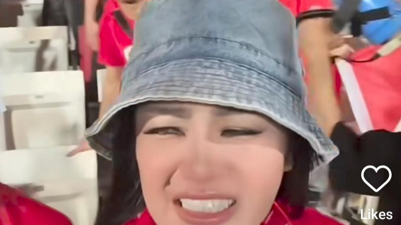 Nonton Langsung di Stadion, Fitri Carlina Nangis Gara-gara Kontroversi Wasit di Indonesia VS Bahrain 'Ya Allah Nyesek Banget'