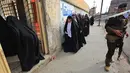 Sejumlah wanita Iraq mengantre untuk melakukan pemungutan suara di distrik Wadi Hajar Mosul, Irak (12/5). Ini merupakan pemilu pertama Irak sejak mengalahkan kelompok Negara Islam di Irak dan Suriah ( ISIS). (AFP/Ahmad Al-Rubaye)
