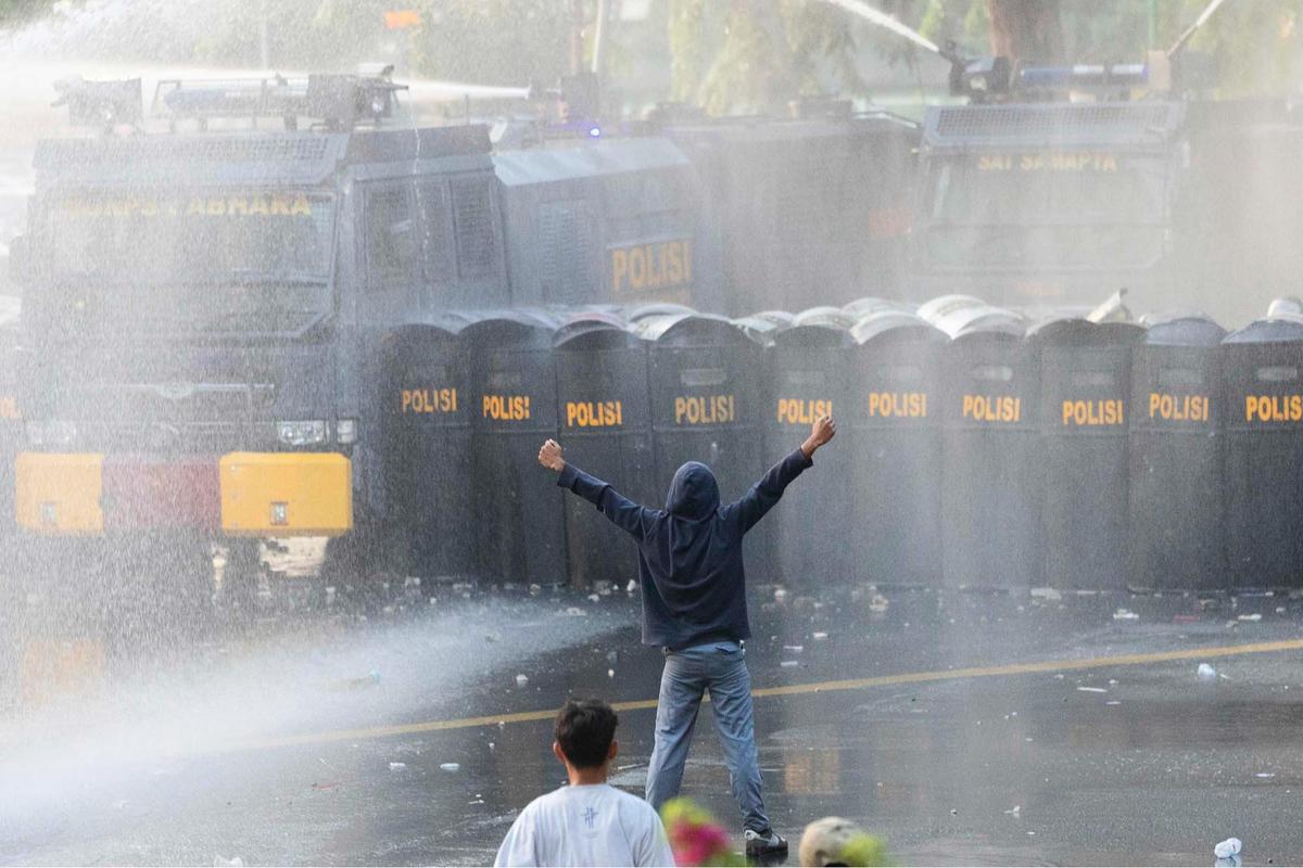 FOTO: Ricuh Aksi Mahasiswa Tolak Tunjangan DPR, Polisi Semprotkan Water Canon