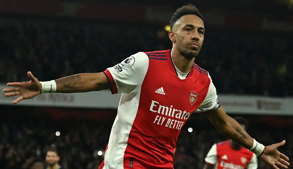 Pierre-Emerick Aubameyang. Striker Gabon berusia 32 tahun ini didatangkan Borussia Dortmund dari Saint Etienne pada awal musim 2013/2014 dengan nilai transfer 13 juta euro. Usai 4,5 musim memperkuat Dortmund dalam 213 laga di semua kompetisi dengan torehan 141 gol dan 36 assist, ia dilepas ke Arsenal pada tengah musim 2017/2018 dengan nilai transfer 63,75 juta euro. (AFP/Glyn Kirk)