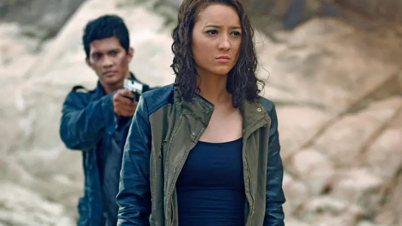 Iko Uwais dan Julie Estelle