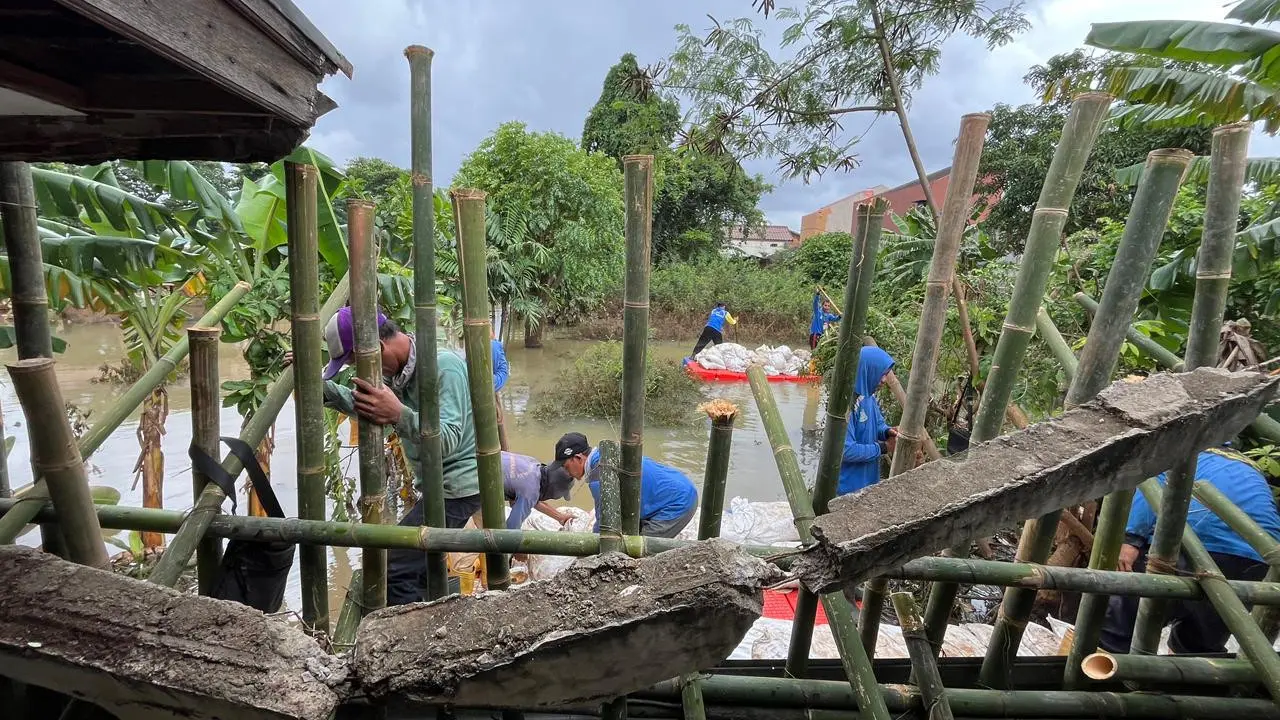 Pemasangan kisdam untuk mengantisipasi banjir susulan di sejumlah titik di Kota Tangerang.