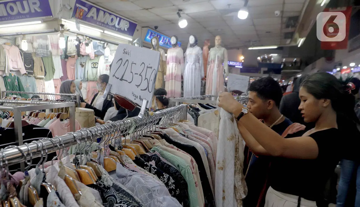 Menjelang Hari Raya Idul Fitri 1445 H, warga menyerbu Pasar Tanah Abang untuk berbelanja kebutuhan lebaran. (Liputan6.com/Herman Zakharia)
