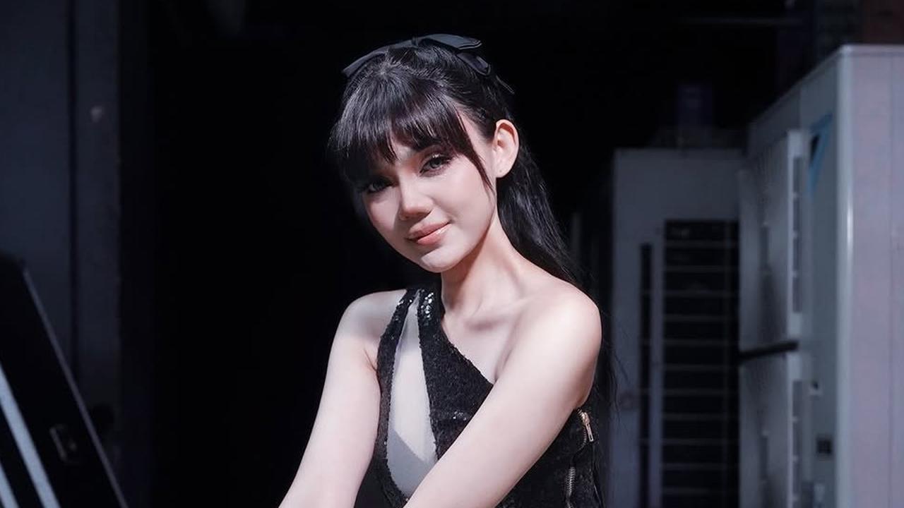 Intip Gaya Kece Rina Nose Kembali Cosplay Jadi Lisa BLACKPINK, Banjir Sorotan