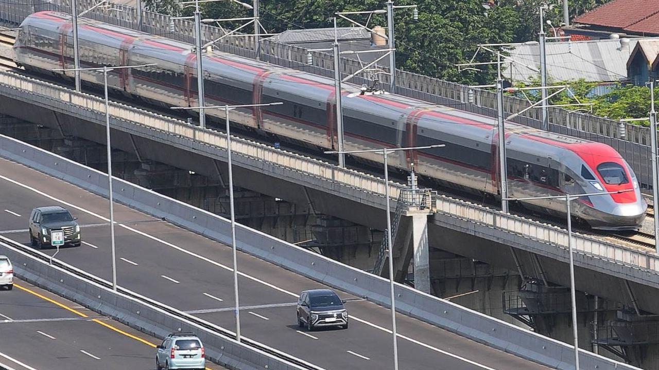Dananya berasal dari pinjaman PT Kereta Api Indonesia (KAI) dari China Development Bank (CDB) sekitar total USD 448 juta atau Rp6,98 triliun.