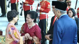 Presiden Joko Widodo atau Jokowi (dua kanan) dan Ibu Negara Iriana Jokowi (dua kiri) menyambut PM Malaysia Mahathir Mohamad (kanan) beserta istri, Siti Hasmah (kiri) di Istana Bogor, Jawa Barat, Jumat (29/6). (Liputan6.com/Pool/Biro Pers Setpress)