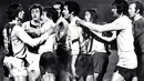 Johan Cruyff dan beberapa pemain Ajax bersitegang dengan pemain Arsenal saat perempat final Piala Champions tahun 1972. (AFP)