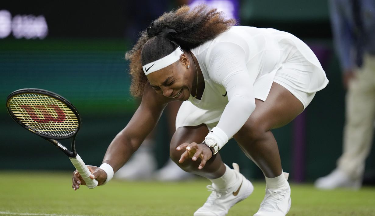 Insiden itu terjadi saat Serena Williams menghadapi petenis Belarusia Aliaksandra Sasnovich di set pertama babak pembuka Wimbledon 2021. (AP/Kirsty Wigglesworth)