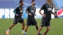 Penyerang Barcelona, Lionel Messi dan Luis Suarez melakukan pemanasan selama sesi latihan di stadion Da Luz, Lisbon, Portugal (13/8/2020). Barcelona akan bertanding melawan Bayern Munchen pada perempat final Liga Champions di Estadio da Luz.  (Rafael Marchante/Pool via AP)