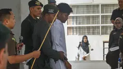 Kedua pelaku zina tersebut menjalani eksekusi hukuman cambuk masing-masing 21 kali di taman Bustanussalatin (Taman Sari) Banda Aceh. (CHAIDEER MAHYUDDIN/AFP)