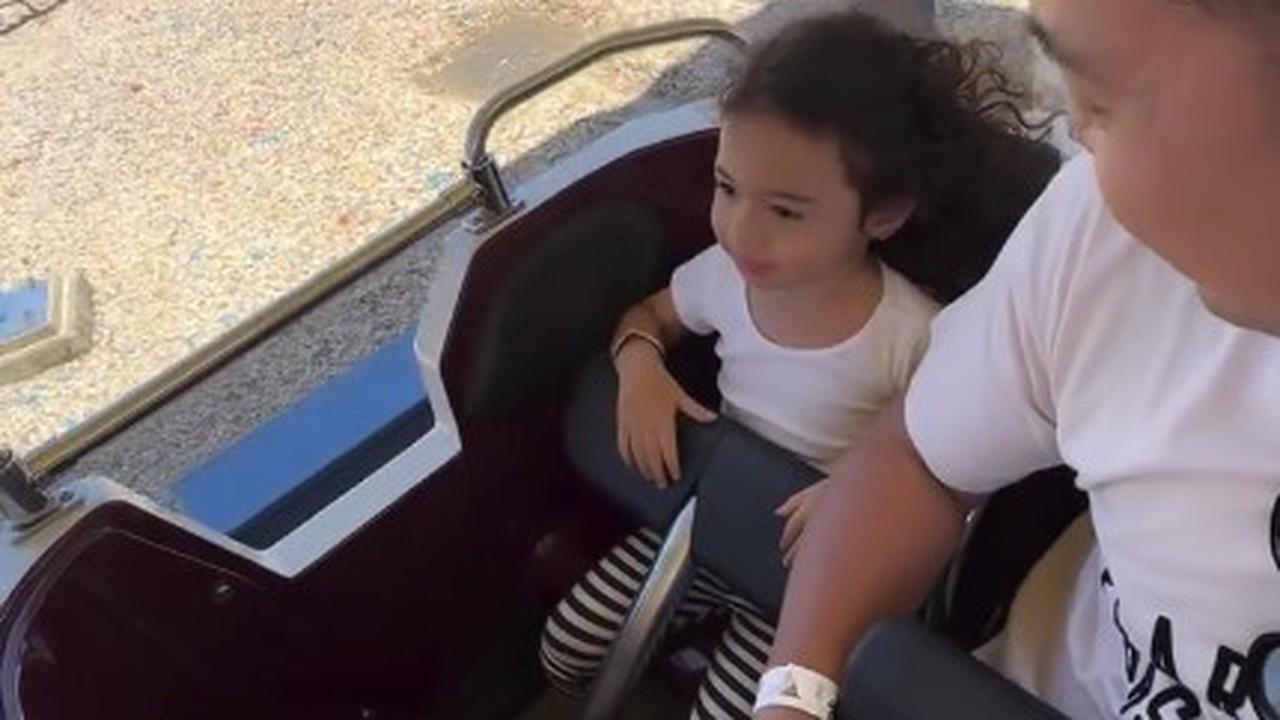 7 Potret Cara Rose Anak Rianti Cartwright Naik Roller Coaster Pertama Kali, Berani Sambil Angkat Tangan