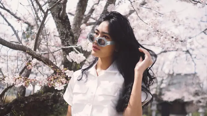 [Bintang] Modern Klasik, Alika Islamadina dengan Padu-padan Outfit Monokrom yang Super Chic