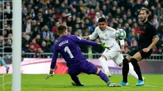Pemain Real Madrid Casemiro mencetak gol ke gawang Sevilla pada pertandingan Liga Spanyol di Stadion Santiago Bernabeu, Madrid, Spanyol, Sabtu (18/1/2020). Menang 2-1, Real Madrid memuncaki klasemen sementara Liga Spanyol. (AP Photo/Manu Fernandez)