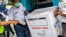 Petugas membawa kotak vaksin virus corona buatan Sinovac Biotech Ltd. di Puskesmas Cilincing, Jakarta, Rabu (13/1/2021). Pemprov DKI akan menggelar vaksinasi di 453 fasilitas kesehatan DKI Jakarta dengan jumlah dosis vaksin yang sudah diterima sebanyak 39.200 vaksin. (Liputan6.com/Faizal Fanani)