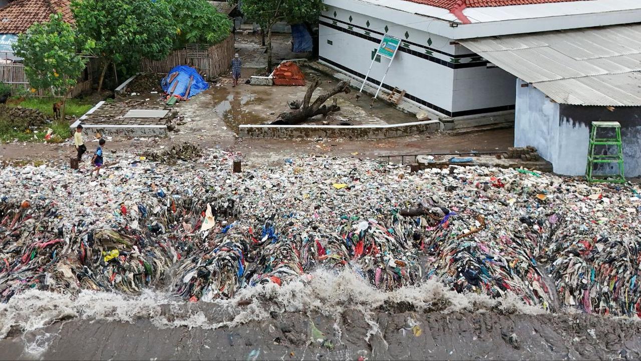 Hamparan sampah yang mencemari bibir pantai di kampung nelayan Teluk, Pandeglang, Banten, pada 15 Maret 2024. Pantai Teluk, Pandeglang, Banten, menjadi salah satu pantai paling kotor di Indonesia. REUTERS/Willy Kurniawan