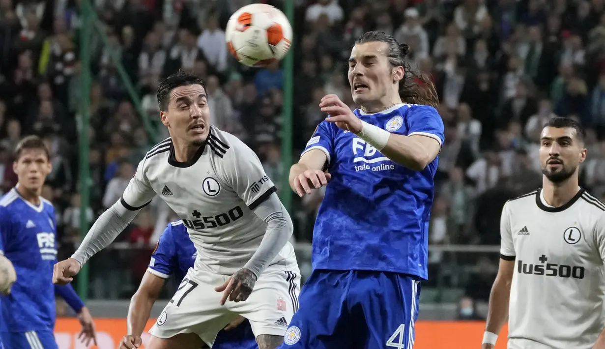 Gelandang Legia Warszawa Josue berebut bola dengan bek Leicester City, Caglar Soyuncu pada matchday kedua Grup C Liga Europa 2021/2022 di Polish Army stadium, Kamis (31/9/2021). Leicester City kalah 0-1 di markas Legia Warszawa. (AP Photo/Czarek Sokolowski)