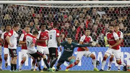 Proses gol yang dicetak oleh pemain Western Sydney Wanderers, Steven Lustica, ke gawang Arsenal pada laga persahabatan di ANZ Stadium, Sabtu (15/7/2017). Arsenal menang 3-1 atas Western Sydney Wanderers. (EPA/Daniel Munoz)