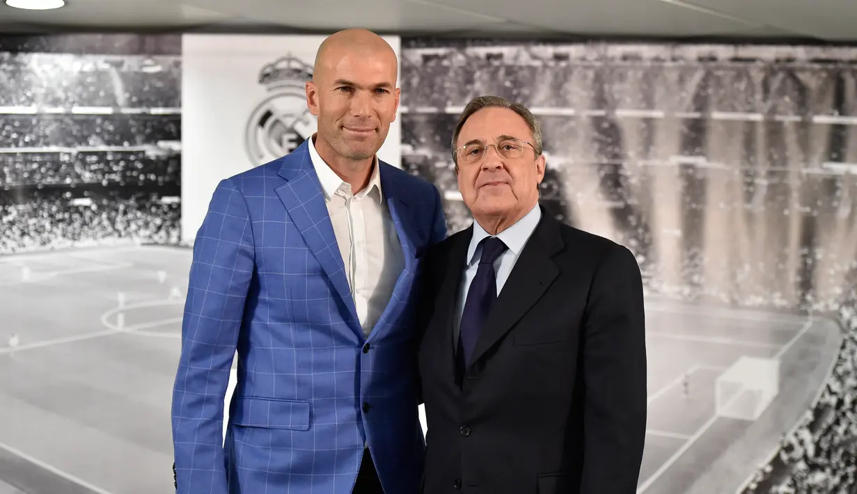 Presiden Real Madrid Florentino Perez memperkenalkan Zinedine Zidane (kiri) menjadi pelatih klub tersebut di stadion Santiago Bernabeu, Senin (4/1/2016). Zidane menggantikan Rafael Benitez yang baru saja dipecat manajemen. (AFP PHOTO/GERARD JULIEN)