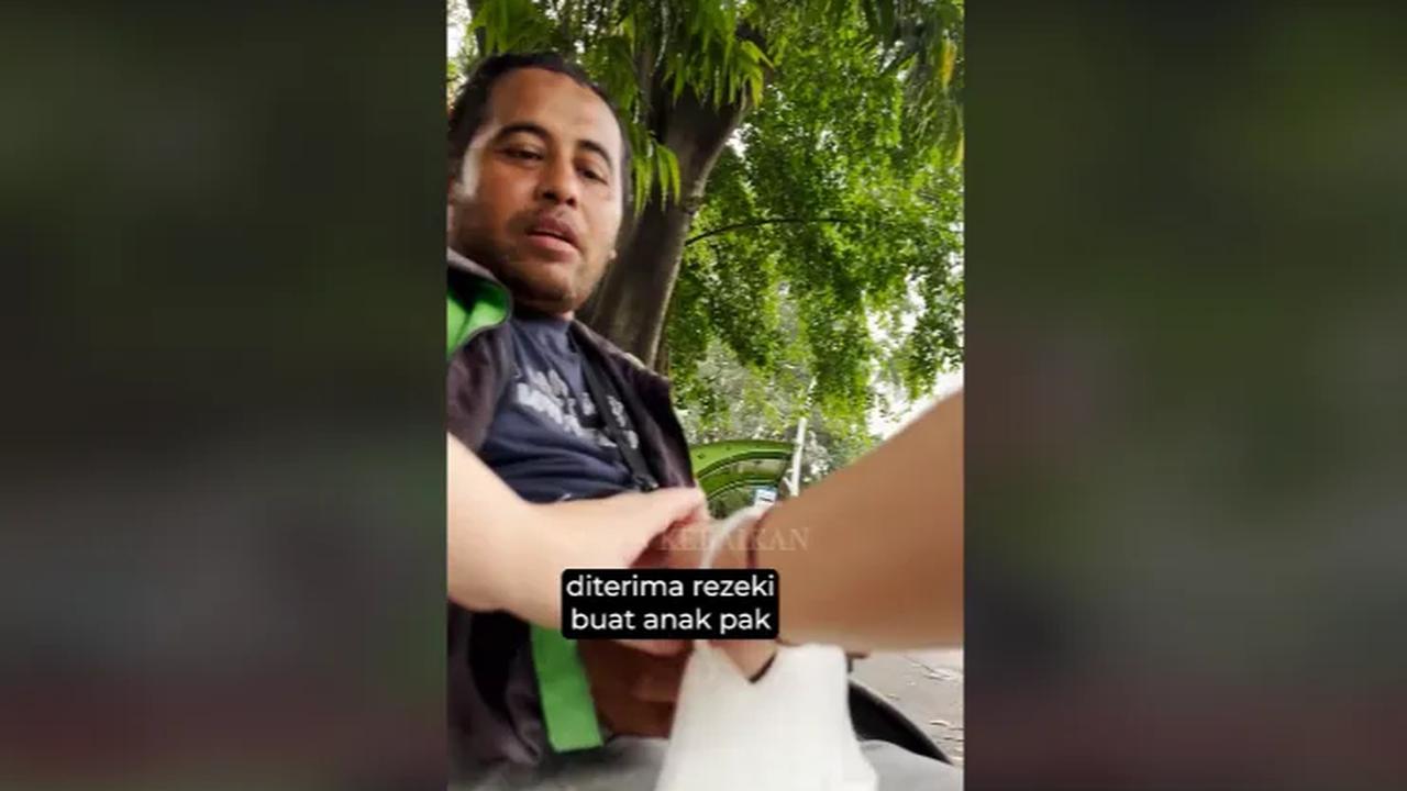 "Kebetulan saya ada sedikit rezeki buat bapak, diterima rezeki buat anak pak," ujar wanita ini memberikan beberapa lembar uang Rp100 ribu. <br>