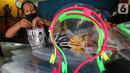 Sukarelawan 3D membuat face shield atau pelindung wajah di IMA 3D, Cipondoh, Kota Tangerang, Kamis (23/4/2020). Face shield untuk tenaga medis ini di donasikan bagi sejumlah rumah sakit yang membutuhkan selama pandemi Covid-19. (Liputan6.com/Fery Pradolo)