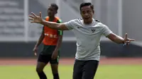 Asisten pelatih Timnas Indonesia U-22, Yunan Helmi, memberikan instruksi saat latihan di Lapangan ABC Senayan, Jakarta, Selasa (8/1). Latihan ini merupakan persiapan jelang Piala AFF U-22. (Bola.com/Vitalis Yogi Trisna)
