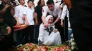 Tidak hanya dihadiri oleh keluarga dan tetangga, ratusan pelayat terlihat hadir mengantarkan Sys yang meninggal dunia dalam usia 61 tahun.  (Nurwahyunan/Bintang.com)