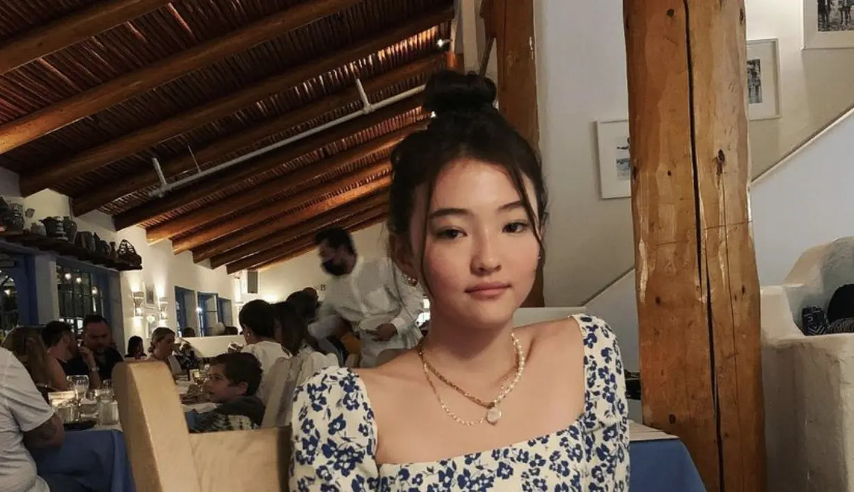 Dengan gaya rambut yang diangkat, ia juga hadirkan gaya memikat pada tampilan.  [Foto: Instagram/ Ella Gross]