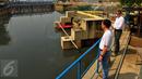 Sejumlah peneliti yang berasal dari Jerman mengamati kondisi Waduk Pluit, Jakarta, Rabu (16/3). Normalisasi Waduk Pluit membuat sejumlah warga negara asing tertarik melakukan penelitian. (Liputan6.com/Faisal R Syam)
