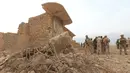 Anggota militer Irak berjalan di antara reruntuhan bangunan di situs kuno Nimrud. selatan Mosul, Irak, (16/11). Situs kuno yang berdiri kurang lebih 3.000 tahun lalu itu kini hancur oleh militan ISIS. (REUTERS/Ari Jalal)