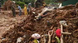 Mainan anak-anak tergeletak di lumpur tempat petugas penyelamat mencari mayat setelah tanah longsor mematikan yang dipicu oleh hujan lebat di dekat pantai Barra do Sahy di kota pesisir Sao Sebastiao, Brasil, Rabu, 22 Februari 2023. Operasi penyelamatan terus berlanjut dan petugas pemadam kebakaran, polisi, dan relawan masih berharap menemukan orang-orang yang masih hidup di antara puing-puing rumah yang tertimbun tanah longsor. (AP Photo/Andre Penner)