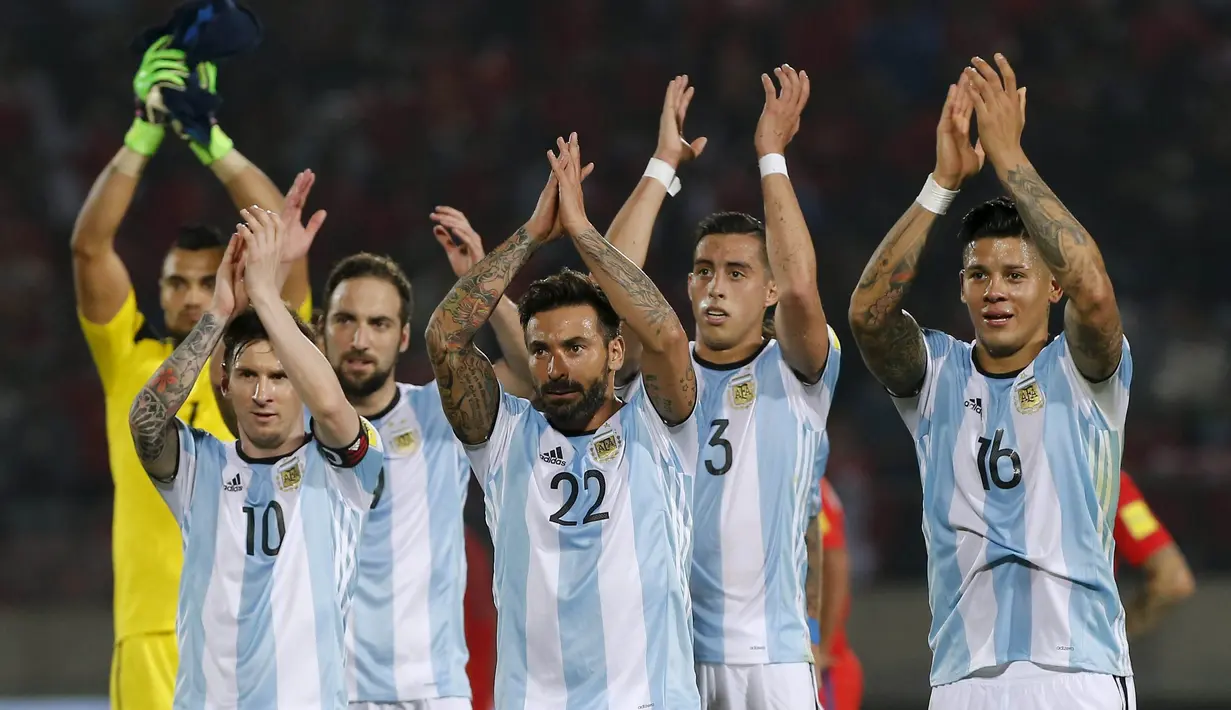 Para Pemain Argentina merayakan kemenangan usai mengalahkan Cile 2-1  pada laga kualifikasi Piala Dunia 2018 zona CONMEBOL di Stadio Nacional Julio Martinez Pradanos, Santiago, Jumat (25/3/2016) WIB.  (REUTERS/Rodrigo Garrido)