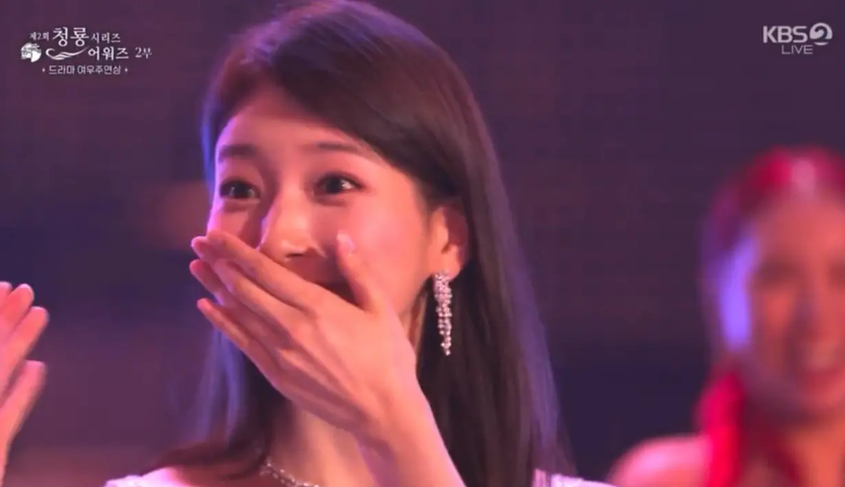 Suzy tak bisa berkata-kata saat namanya diumumkan sebagai aktris terbaik. Aktor dan aktris yang duduk di dekatnya pun memberi selamat. (Foto: KBS2 via Twitter)