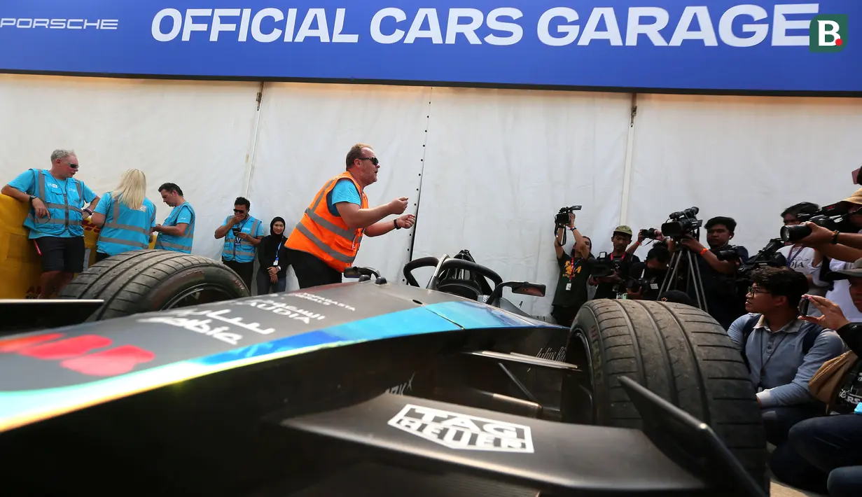 <p>Paddock and Logistic Director, Barry Mortimer menjelaskan kepada media mengenai mobil Formula E Gen 3 pada acara Reveal of Gen3 Car (Unboxing) &amp; Final Update di AGI Jakarta International E-Prix, Ancol, Jakarta, Rabu (31/05/2023). (Bola.com/Bagaskara Lazuardi)</p>