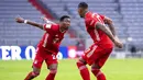 Pemain Bayern Munchen, David Alaba dan Jerome Boateng, melakukan selebrasi usai mencetak gol ke gawang Hoffenheim pada laga Bundesliga di Stadion Allianz Arena, Sabtu (30/1/2021). Bayern Munchen menang dengan skor 4-1. (Sven Hoppe/dpa via AP)