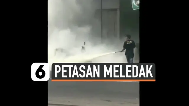 VIDEO: Tak Sengaja Kena Knalpot Motor, Ratusan Petasan Meledak di Jalan